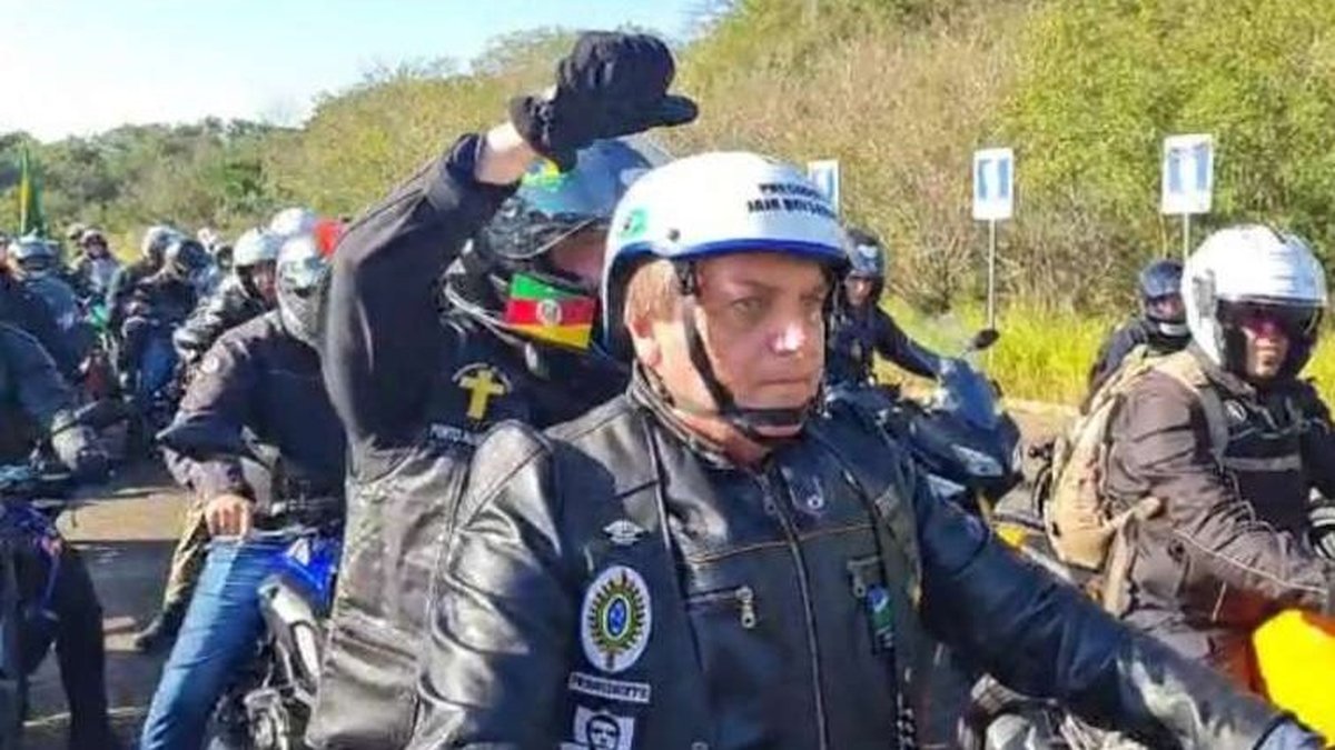Bolsonaro volta a mentir ao acusar ministro Barroso de defender a redução da maioridade para estupro de vulnerável