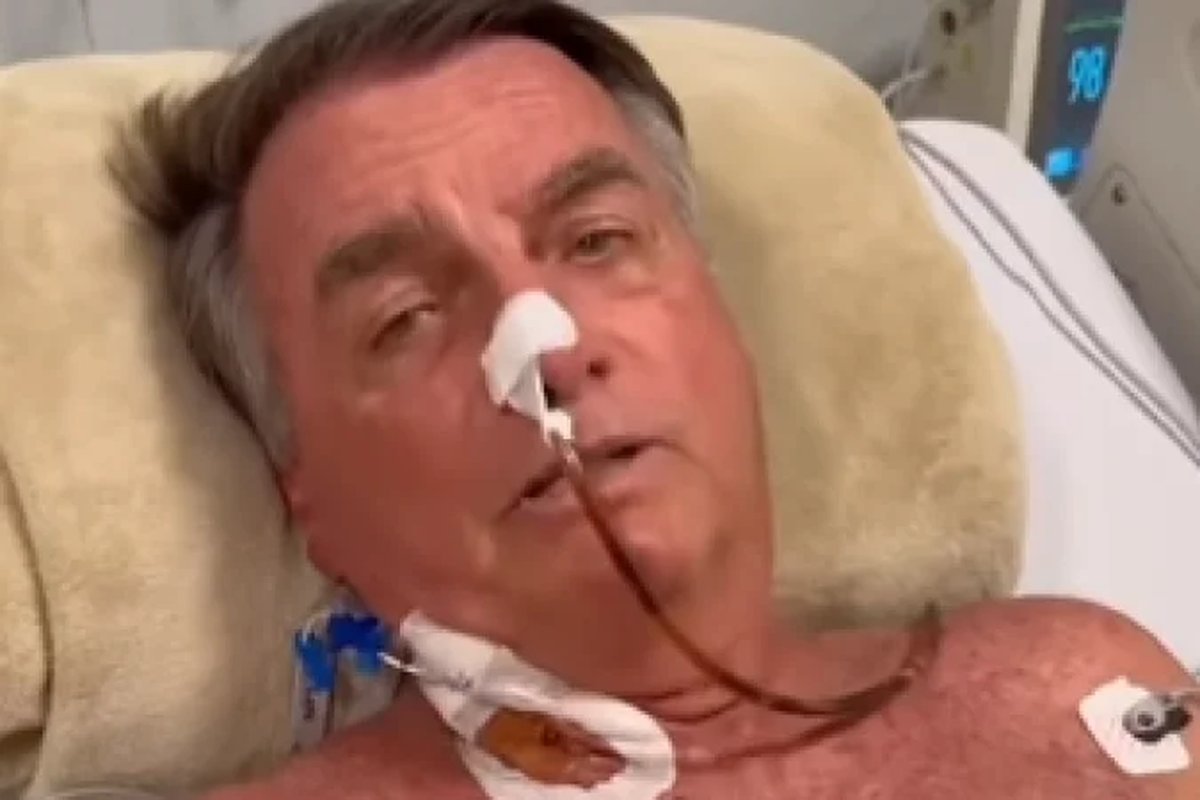 Cirurgia de Bolsonaro no intestino termina após 12 horas e ex-presidente está estável, diz boletim médico