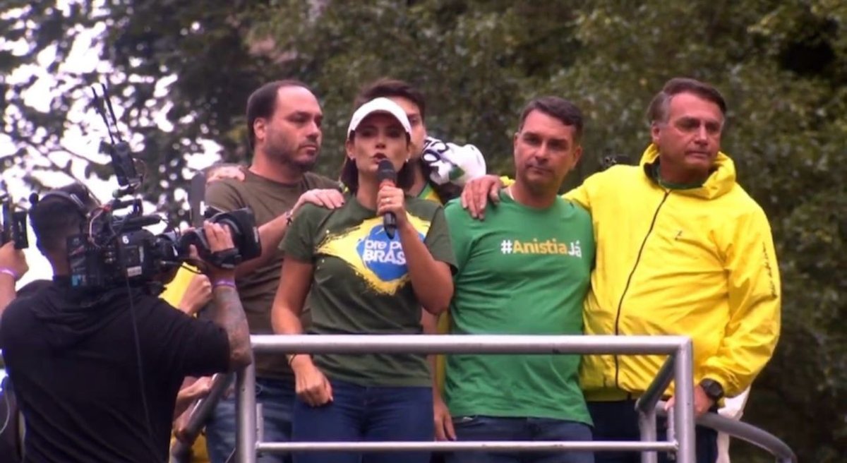 Maioria dos brasileiros é contra anistia para golpistas e defende a prisão de Bolsonaro