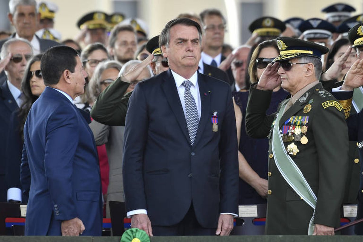 Brasileiros confiam mais nas Forças Armadas do que em Bolsonaro, diz pesquisa