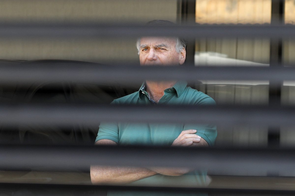 Bolsonaro alega ‘paranoia’ para violação de tornozeleira, e prisão é mantida após audiência
