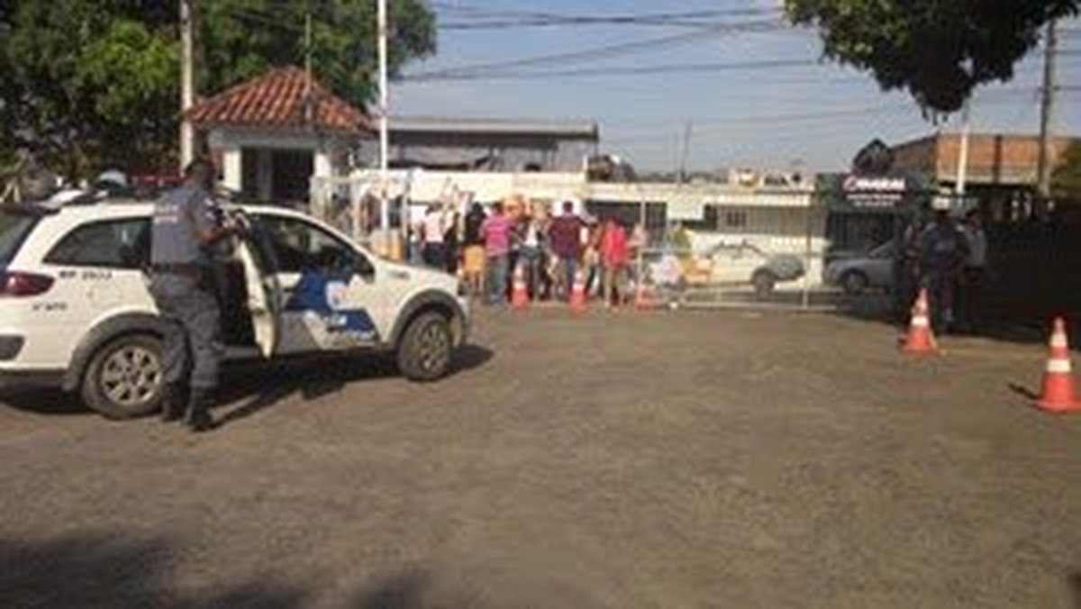 Insatisfeitos com "descaso do governo" em  reajustar tabela de subsídios, familiares de militares protestam na porta de quartel da PM em Cachoeiro e impedem saída de viaturas