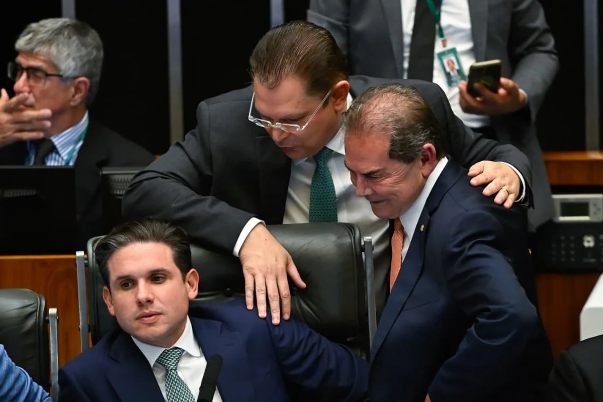 Câmara aprova projeto que reduz penas de Bolsonaro e outros condenados por atos golpistas