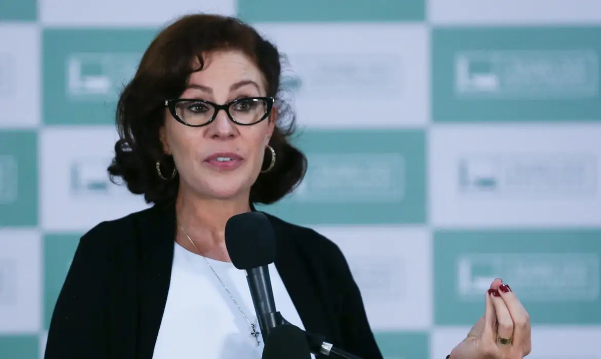 Foragida da Justiça brasileira e condenada a 10 anos de cadeia, Carla Zambelli é presa na Itália: o que acontece agora?