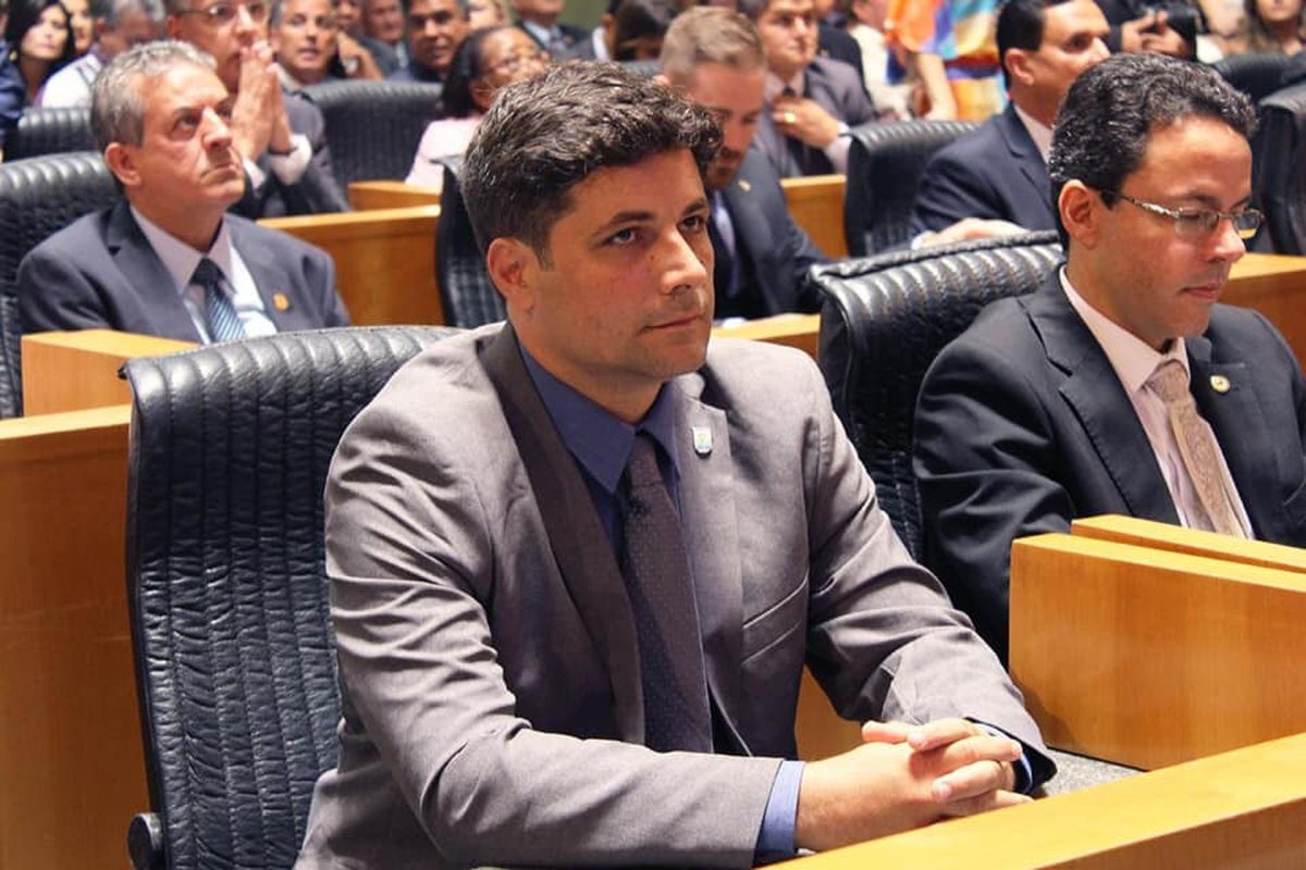 RACHADINHA E FUNCIONÁRIA FANTASMA: Carlos Von é alvo de investigação por usar ex-esposa em suposto esquema irregular; deputado se defende