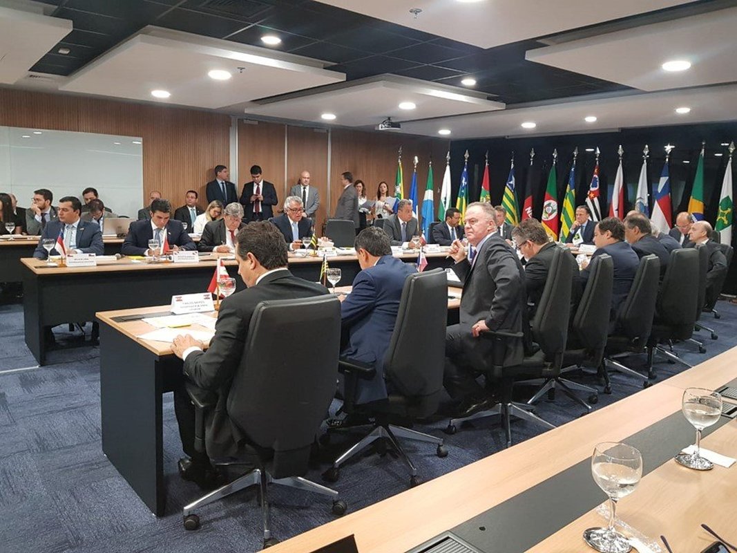 Casagrande defende, em Brasília, aumento da participação da União no financiamento da educação