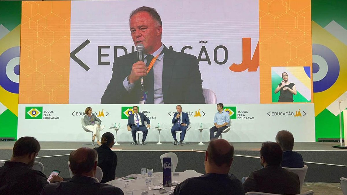 Casagrande apresenta, em evento nacional, os avanços da educação no Espírito Santo