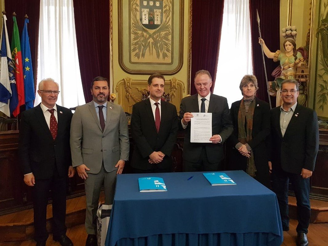 Casagrande assina acordo para incrementar o turismo religioso e o empreendedorismo com cidade portuguesa