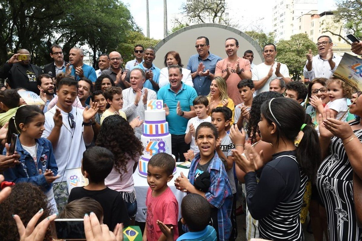 Casagrande, a primeira-dama e a vice-governadora participam dos parabéns para Vitória