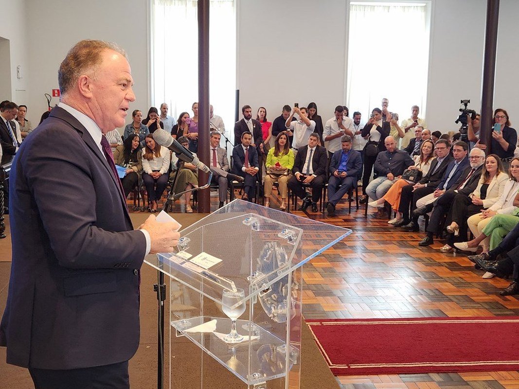 Governador anuncia novos investimentos na área da educação e a contratação de 300 psicólogos e assistentes sociais para atuarem em escolas