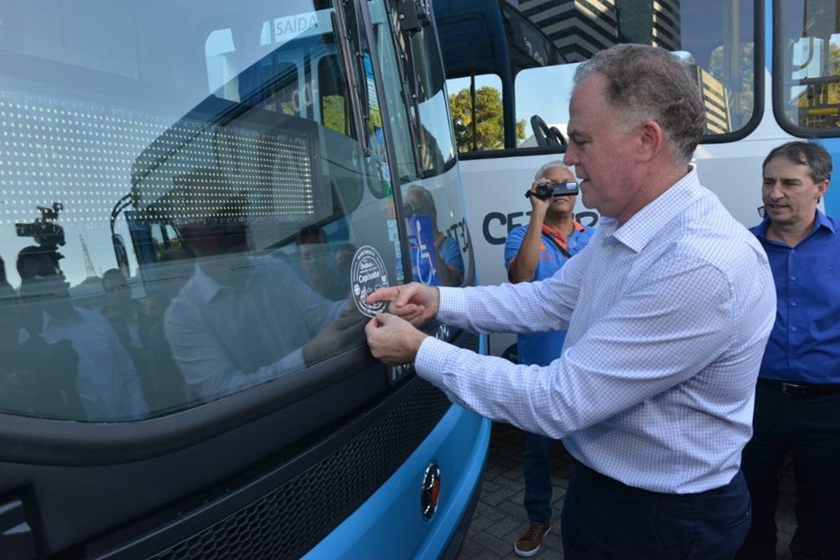 Governador entrega ônibus do Transcol com ar-condicionado e destaca redução no número de assaltos aos coletivos em 2019