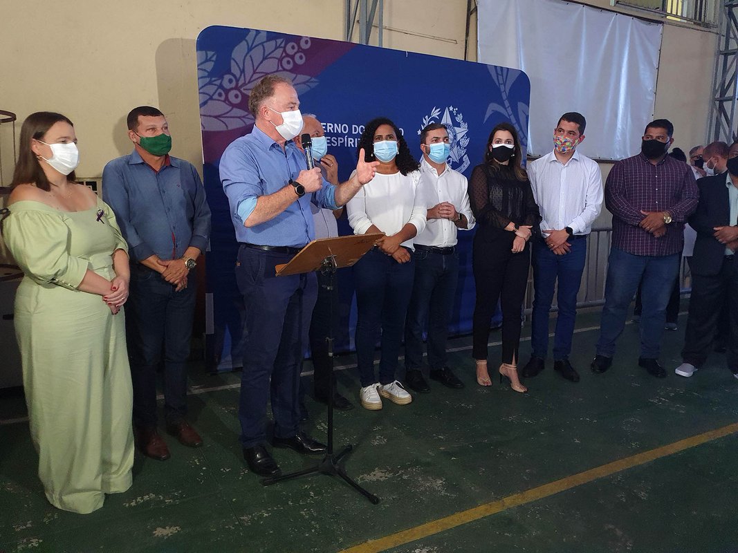 ESTADO PRESENTE EM VITÓRIA: Casagrande faz entrega de cestas básicas e anuncia abertura de cursos de qualificação gratuita para moradores do Território do Bem