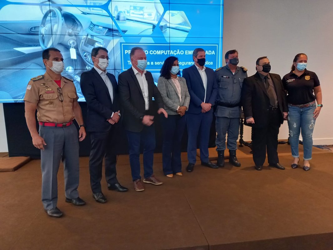 Governador implanta computação embarcada em viaturas policiais e lamenta descontinuidade das políticas na segurança pública