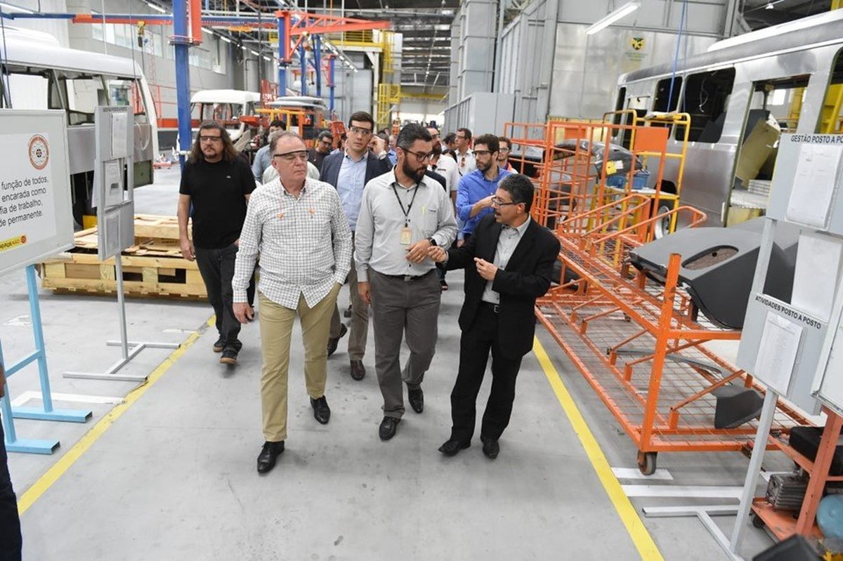 Governador visita linha de produção de ônibus da Marcopollo e conhece investimentos que a empresa faz no Espírito Santo