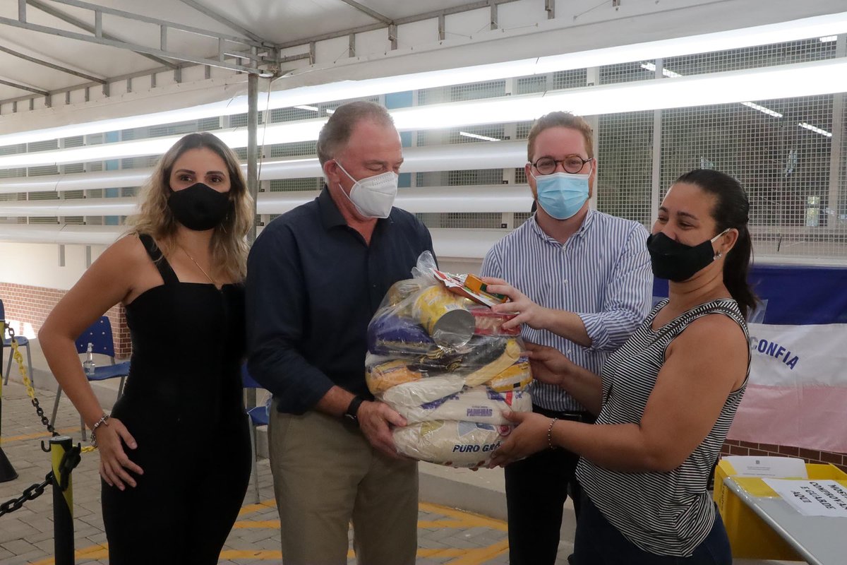 Governador e secretário da Educação acompanham entrega de cestas básicas a alunos da Rede Estadual na Serra