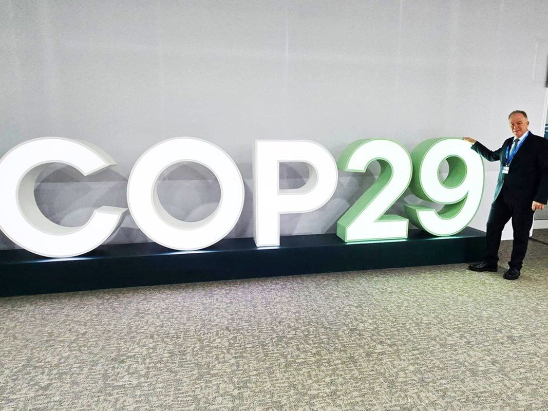 Casagrande assina, no Azerbaijão, decreto que cria selo para certificar empresas que reduzirem emissões de carbono no Espírito Santo
