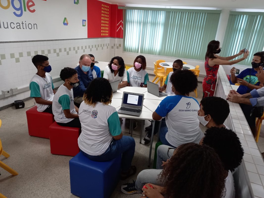 UM GOVERNADOR NA SALA DE AULA: ‘Estamos proporcionando respeito, dignidade e qualidade na educação’, afirma Casagrande