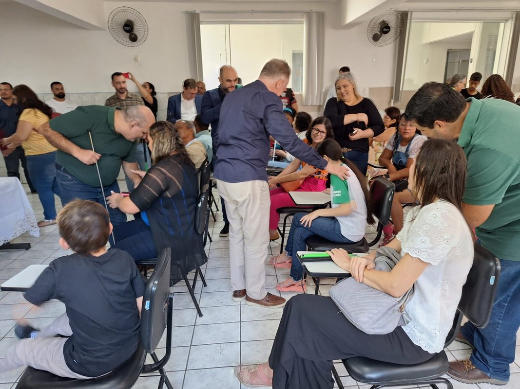 Casagrande entrega óculos inteligentes ao Instituto Luiz Braille e destaca o governo inclusivo do Espírito Santo
