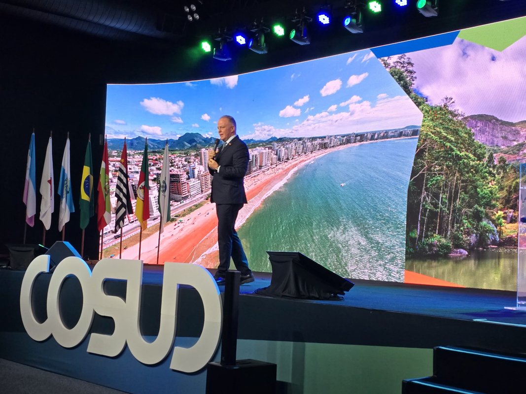 Em dia explosivo na política brasileira, Casagrande cita democracia e o fortalecimento das instituições na abertura do Cosud, em Santa Catarina
