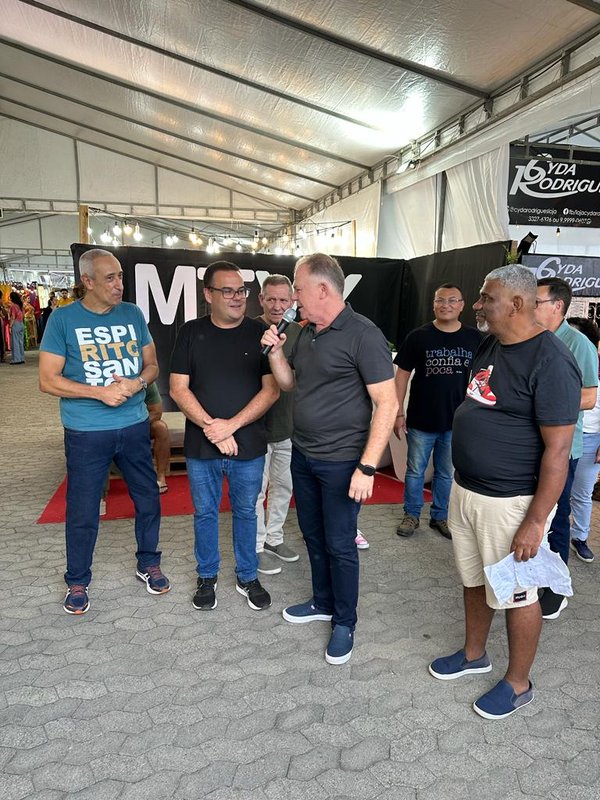 Governador visita feira Liquida Goiabeiras e elogia iniciativa de moradores e comerciantes