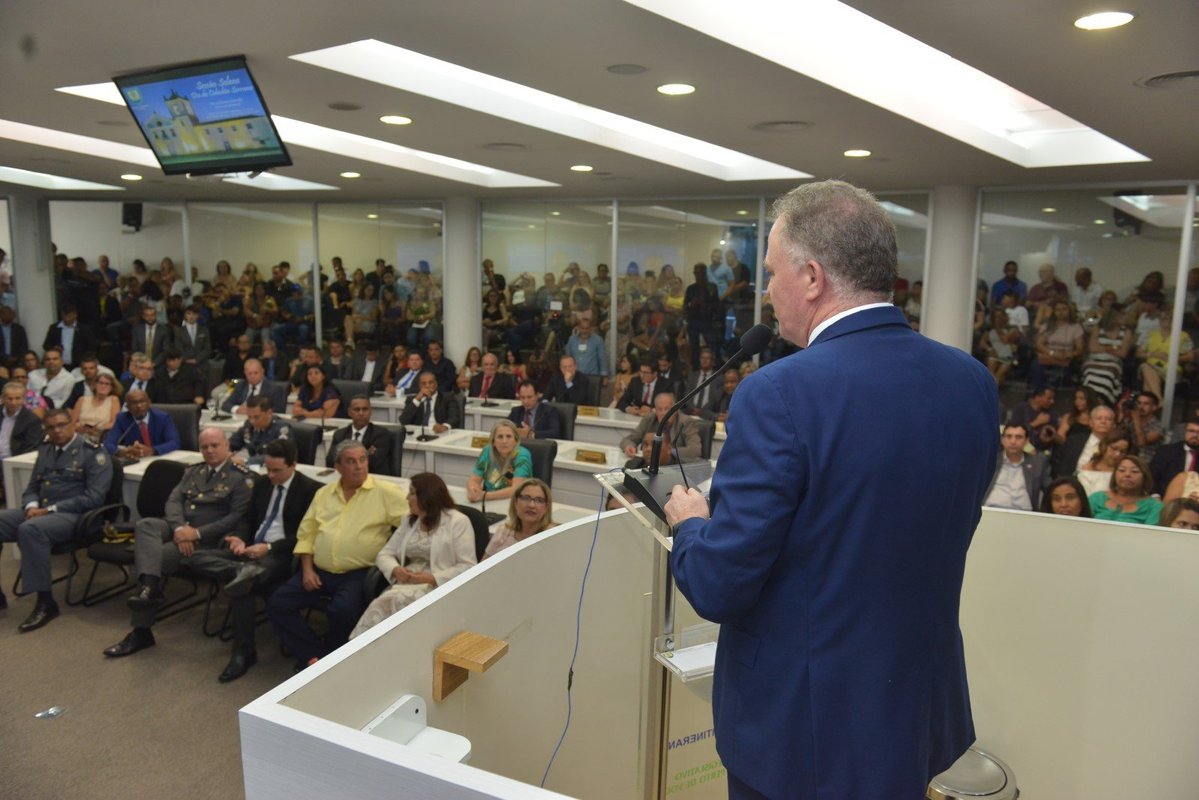 Câmara de Vereadores da Serra presta homenagem ao governador e a outras dezenas de cidadãos
