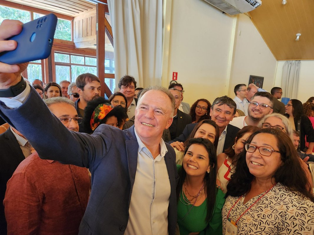 Governador anuncia reajuste para o magistério retroativo a janeiro e diz que concessão de abono e aumento linear dependem da melhoria da arrecadação