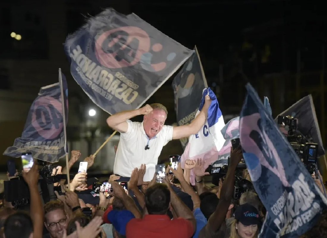 Nos braços do povo, Casagrande comemora sua reeleição: “Venceu a vida”