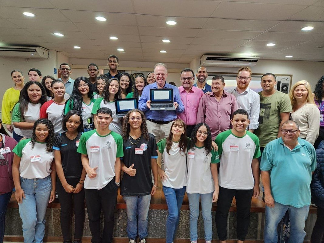 Governador começa a distribuir 19.770 chromebooks nas escolas e fala da cultura da paz, diálogo, respeito e disciplina para estudantes