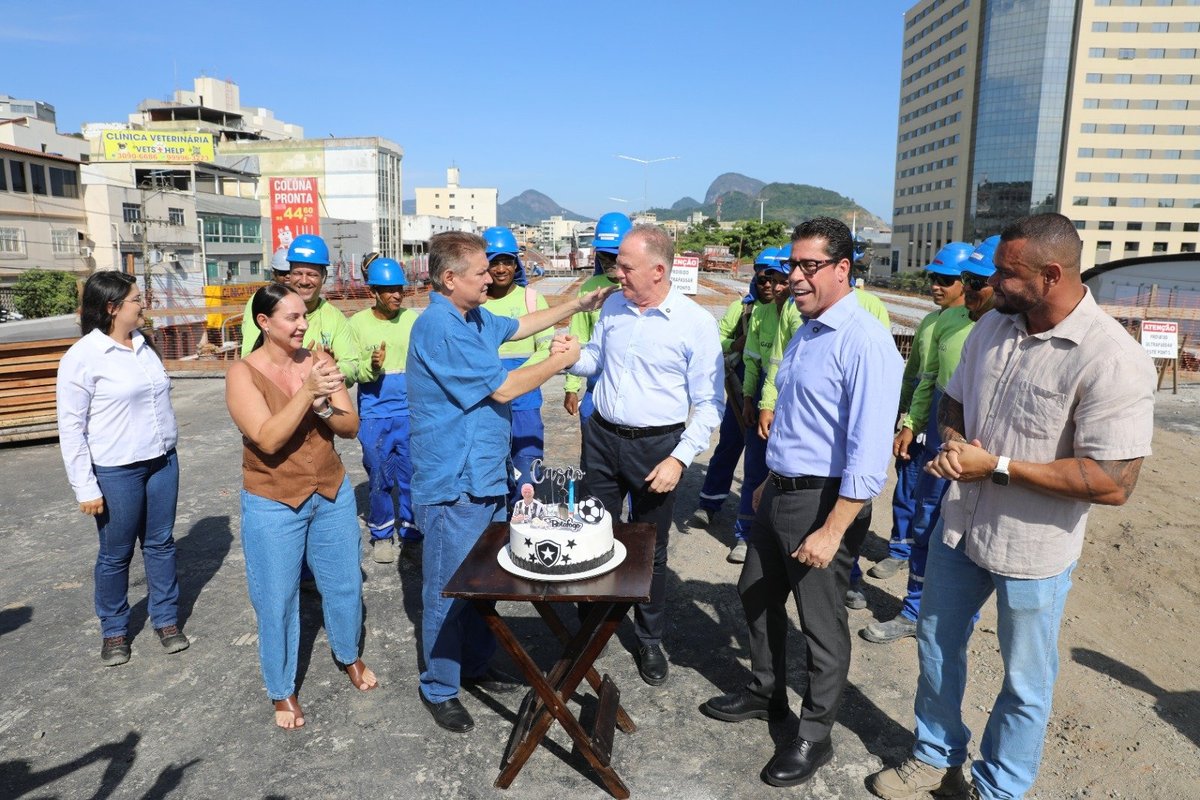 Governador visita obras de viaduto em Cariacica e ganha bolo e camisa do Botafogo no dia do seu aniversário