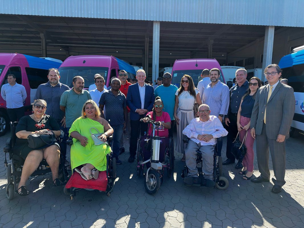 ‘Mais dignidade e inclusão para as pessoas com deficiência motora’: Casagrande entrega novos veículos para o Transcol + Acessível