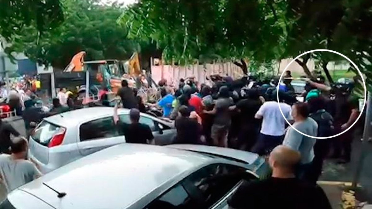 Fotos flagram homens com armas de fogo no momento em que Cid Gomes é baleado em Sobral