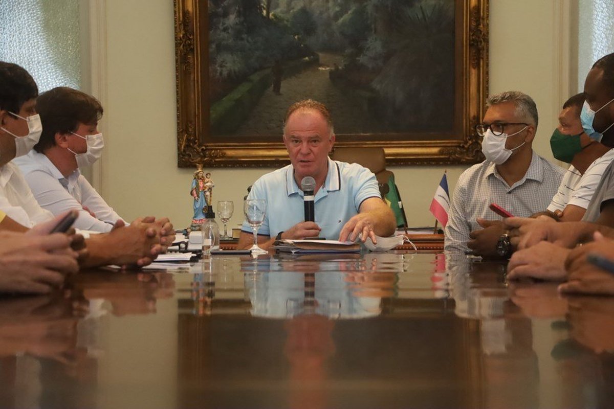 Governador agradece ajuda das lideranças comunitárias, anuncia novos investimentos na distribuição de água em bairros de Vitória e Cesan pede desculpas à população de São Pedro