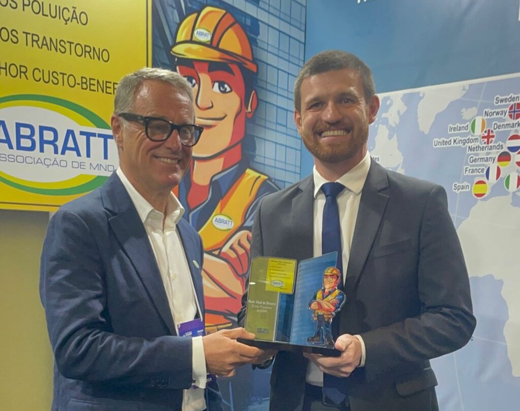 Presidente da Cesan recebe prêmio pela dedicação da empresa em promover práticas sustentáveis no setor de saneamento