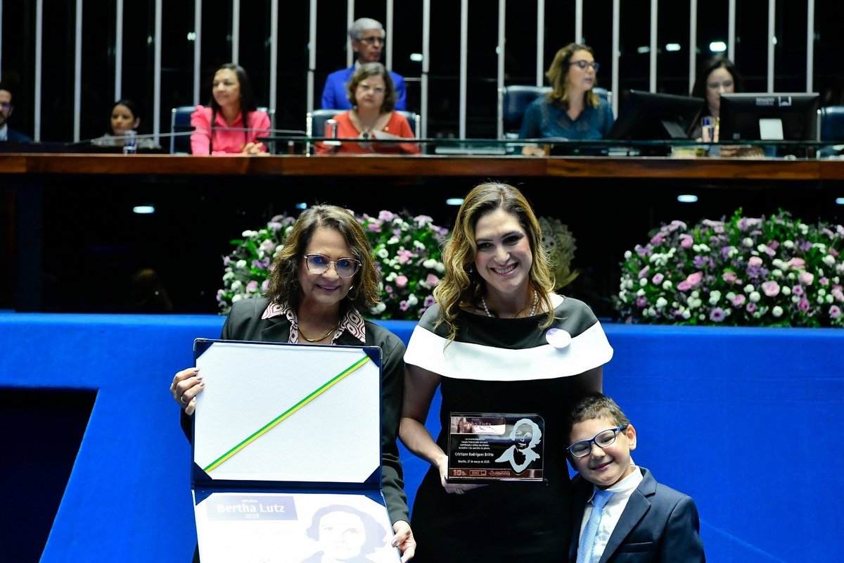 Ex-ministra de Bolsonaro, Cristiane Britto recebe maior prêmio do Senado por defesa das mulheres: “Esse diploma é também seu, presidente!”