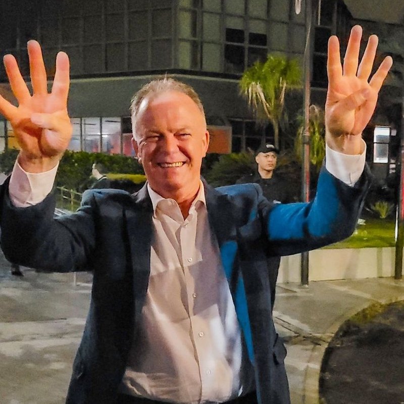 Renato Casagrande supera ataques, apresenta propostas e vence debate da TV Gazeta