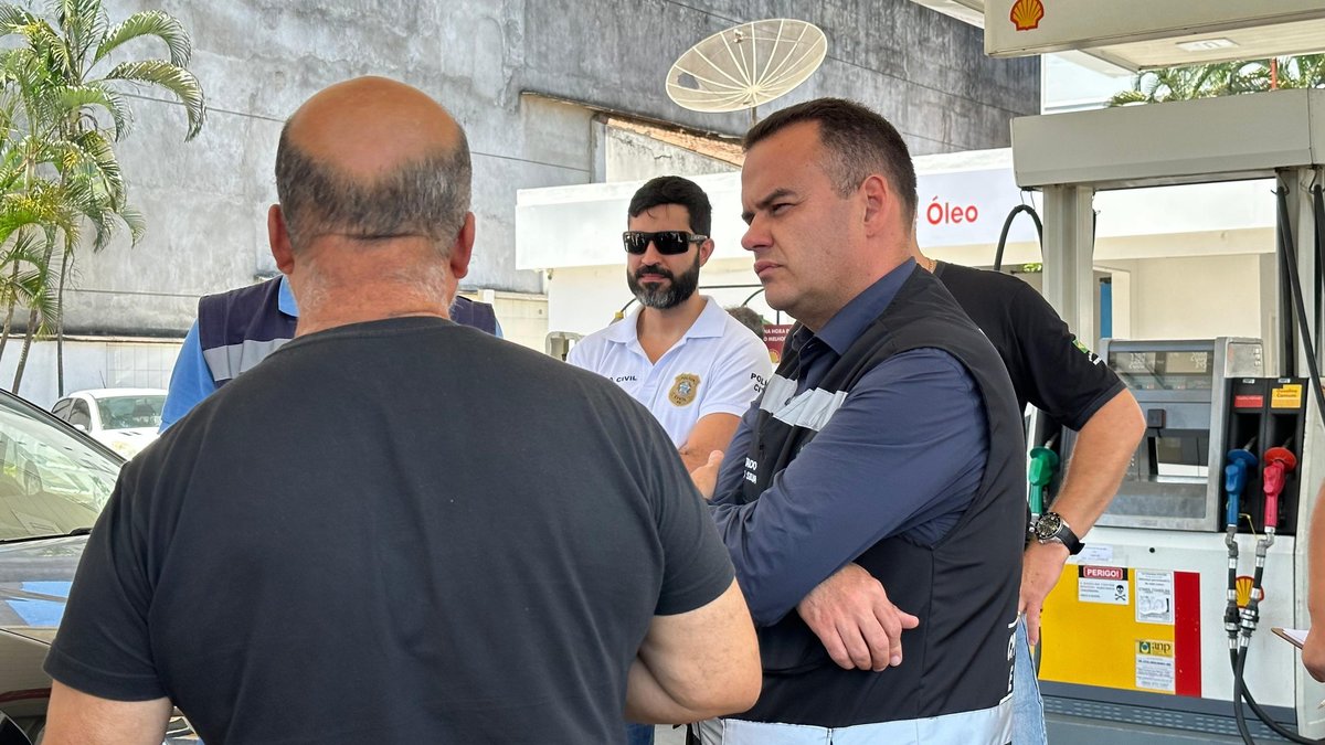 ‘CPI dos Combustíveis’ faz fiscalização em postos de gasolina de Vila Velha e prende funcionário por fraudar preço e enganar consumidor