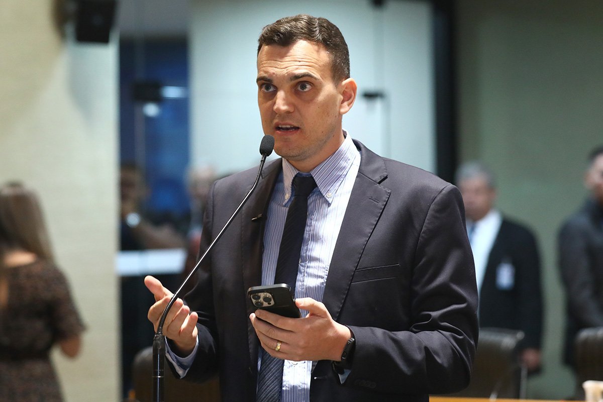 Deputado que afirmou que "gays não podem ser cristãos" quer impedir o Estado de ajudar eventos sobre temáticas sexuais