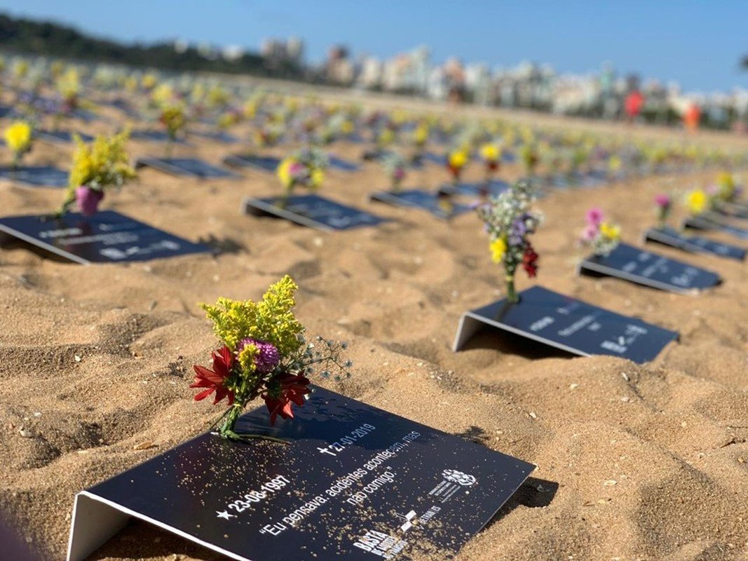 POPULAÇÃO APOIA CAMPANHA DO DETRAN/ES: Praia de Camburi é cenário de ação para alertar sobre mortes no trânsito