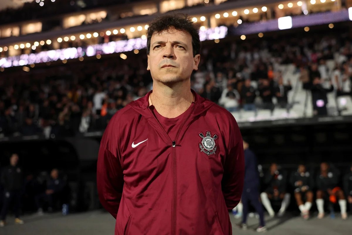 Corinthians demite o técnico Fernando Diniz e corre atrás de Ramón Díaz