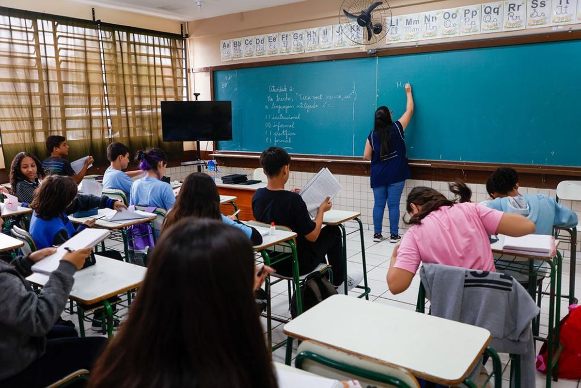 Presidente da Assembleia Legislativa promulga Lei que restringe acesso à atividade escolar sobre identidade de gênero no Espírito Santo