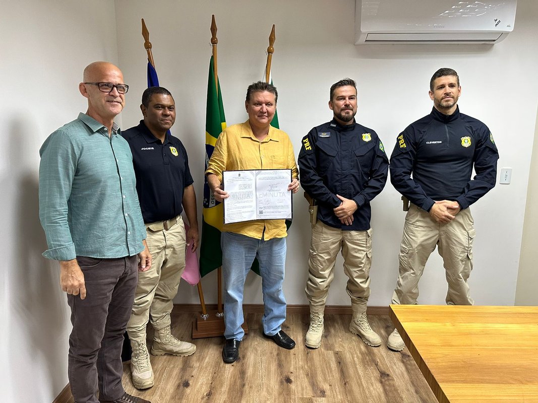 MAIS SEGURANÇA: Cariacica recebe luminárias com inteligência artificial e firma parceria com a PRF para combater a criminalidade