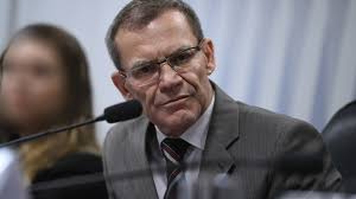 Senador que patrulha Bolsonaro descumpriu Estatuto dos Policiais Civis ao acumular cargo como professor em faculdades particulares