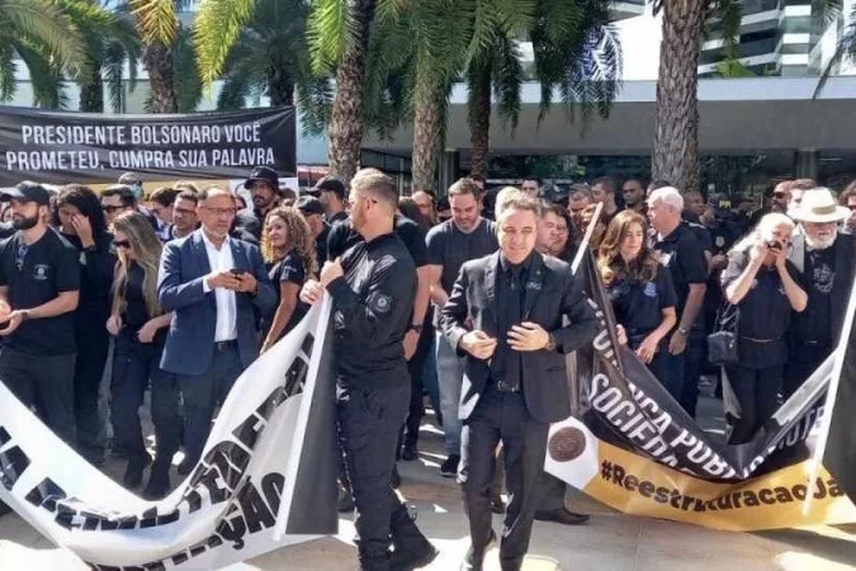 Policiais federais fazem protesto e cobram de Bolsonaro que cumpra palavra sobre reajuste