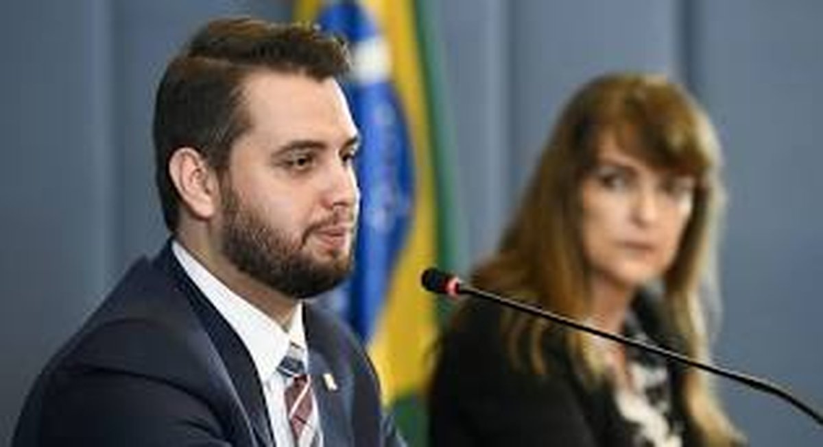 PF prende Filipe Martins, ex-assessor de Bolsonaro condenado na trama golpista