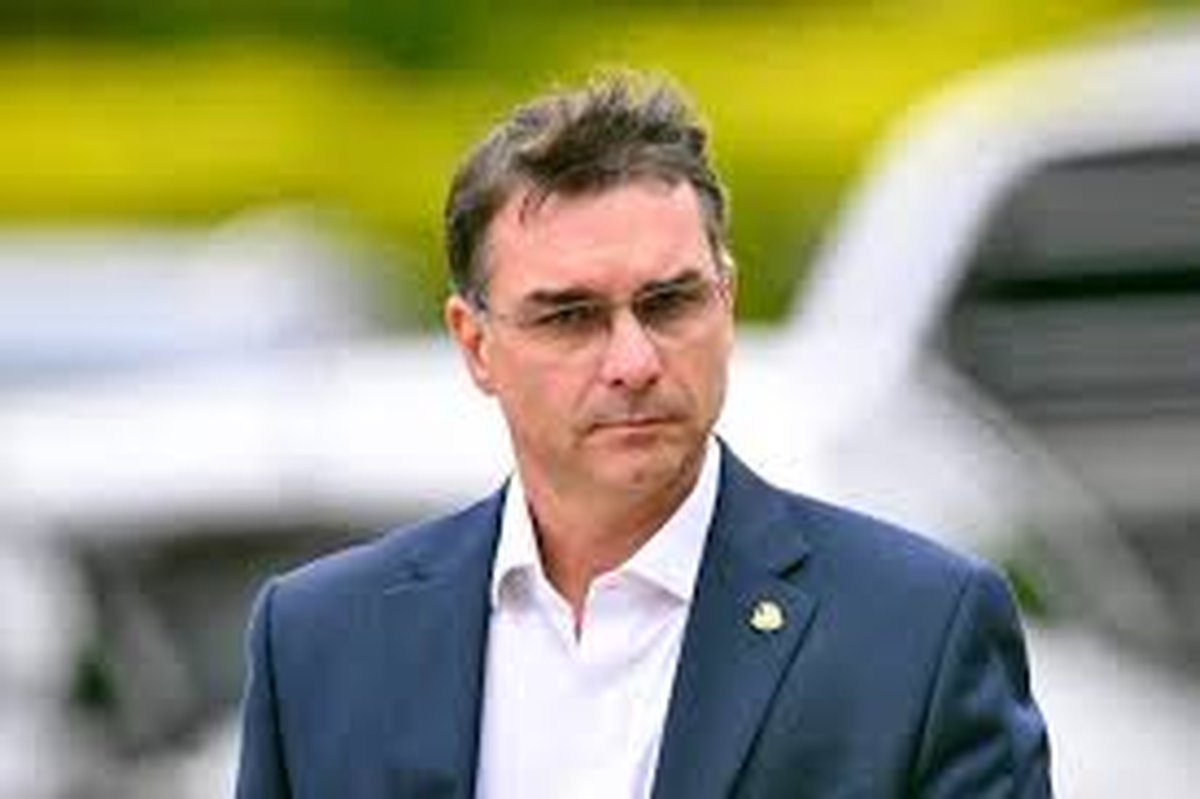 Pré-candidatura de Flávio Bolsonaro à Presidência gera críticas e reação negativa no mercado financeiro: dólar dispara e bolsa derrete