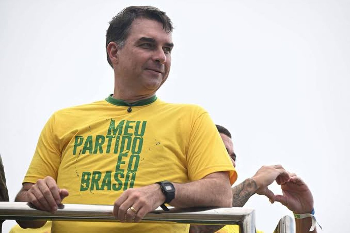 Flávio Bolsonaro é investigado no STF em inquérito sobre financiamento do filme de Bolsonaro-Pai