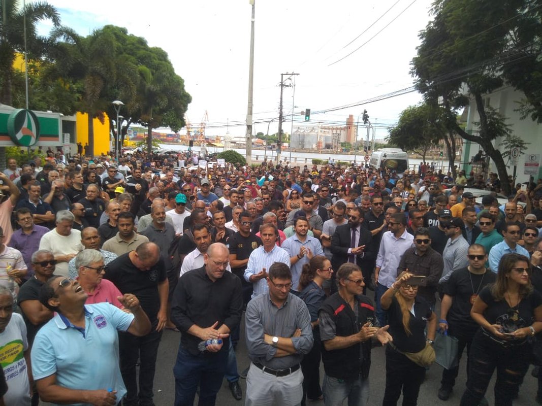 Frente Unificada faz protesto, nega planejar greve e repudia onda de terror espalhada por autores de fake news