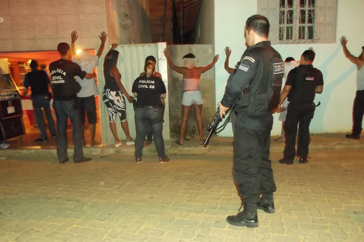 Polícia faz “Operação Comércio Legal” em Ibiraçu e Fundão, aborda mais de 100 pessoas e prende acusados de tráfico