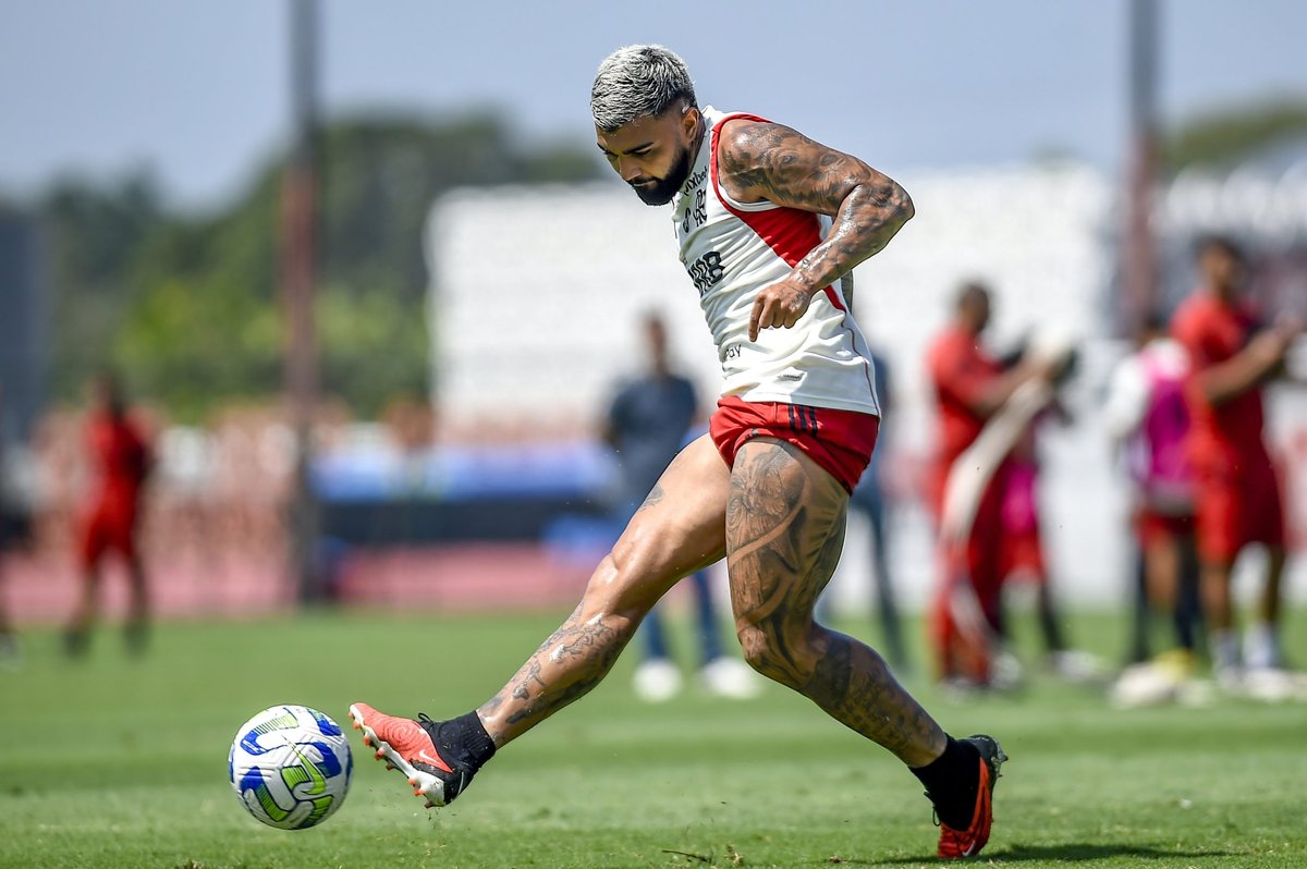Flamengo inaugura novos refletores do Kleber Andrade