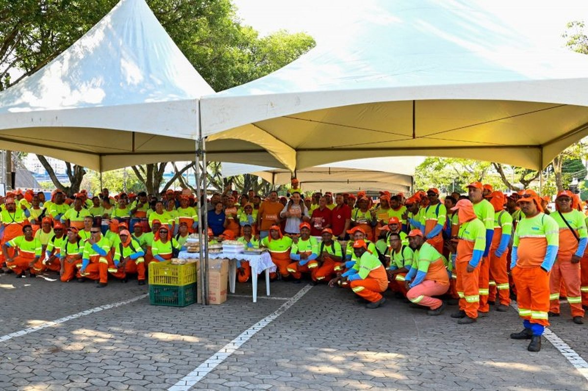 Emoção marca homenagem aos trabalhadores da limpeza pública de Vitória